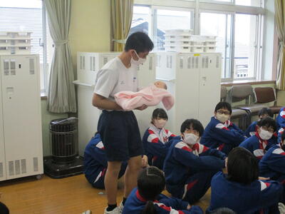 赤ちゃん人形の抱っこ体験